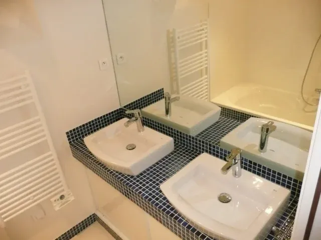 Aménagement salle de bain : meuble double vasque avec revêtement en mosaïque bleue