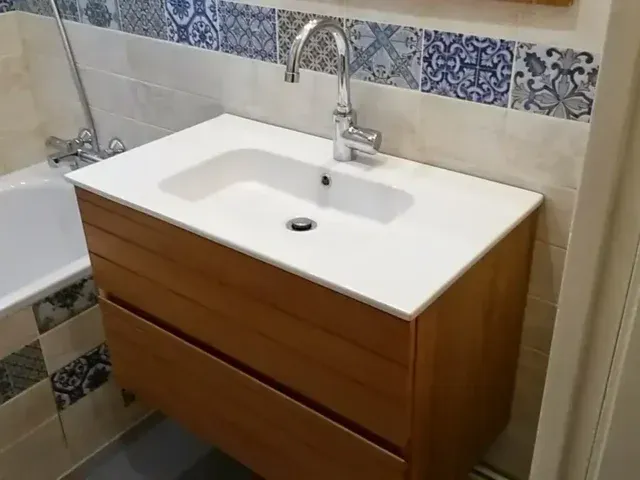 Rénovation salle de bain : meuble vasque suspendu en bois et faïence carreaux de ciment